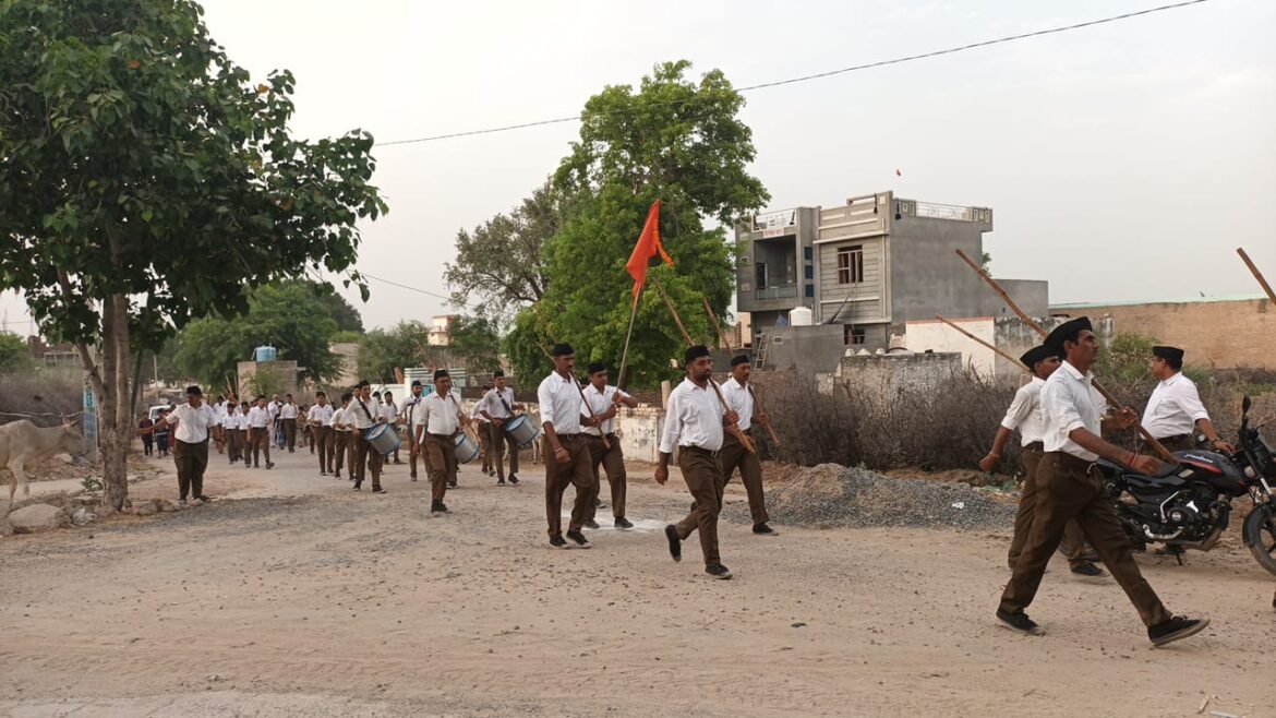 राष्ट्रीय स्वयंसेवक संघ द्वारा फोगां में निकाला पथ संचलन, ग्रामीणों द्वारा पुष्प वर्षा कर किया स्वागत