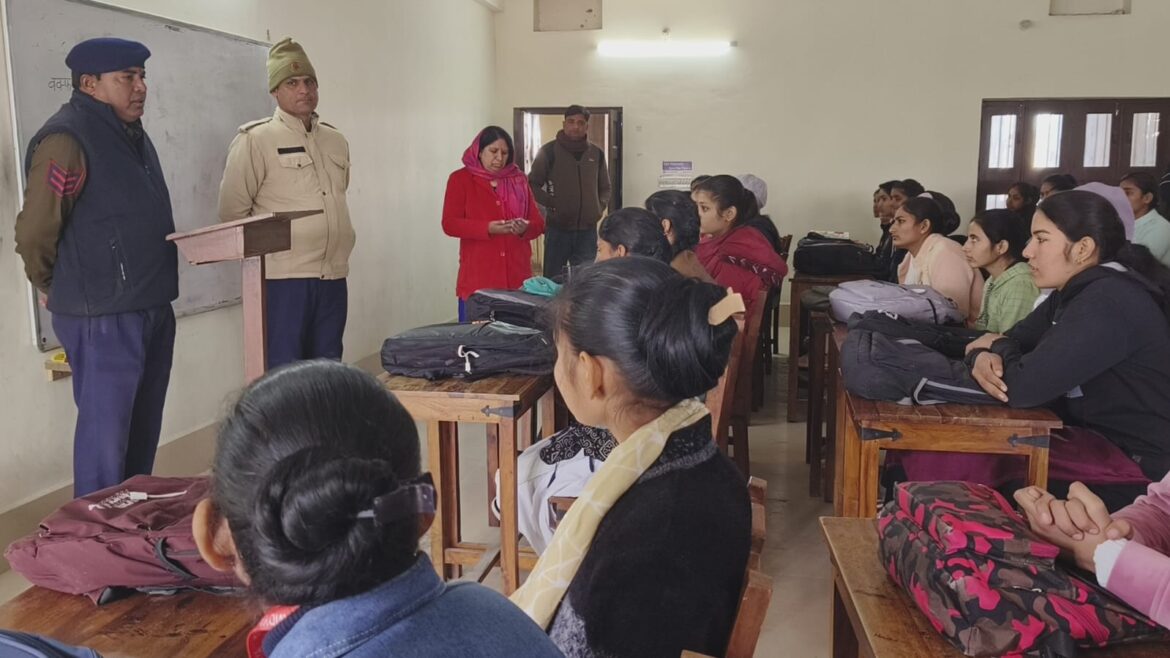 सड़क सुरक्षा माह के तहत मित्तल महिला महाविद्यालय व राजकीय बालिका विद्यालय की छात्राओं को दी यातायात नियमों की जानकारी