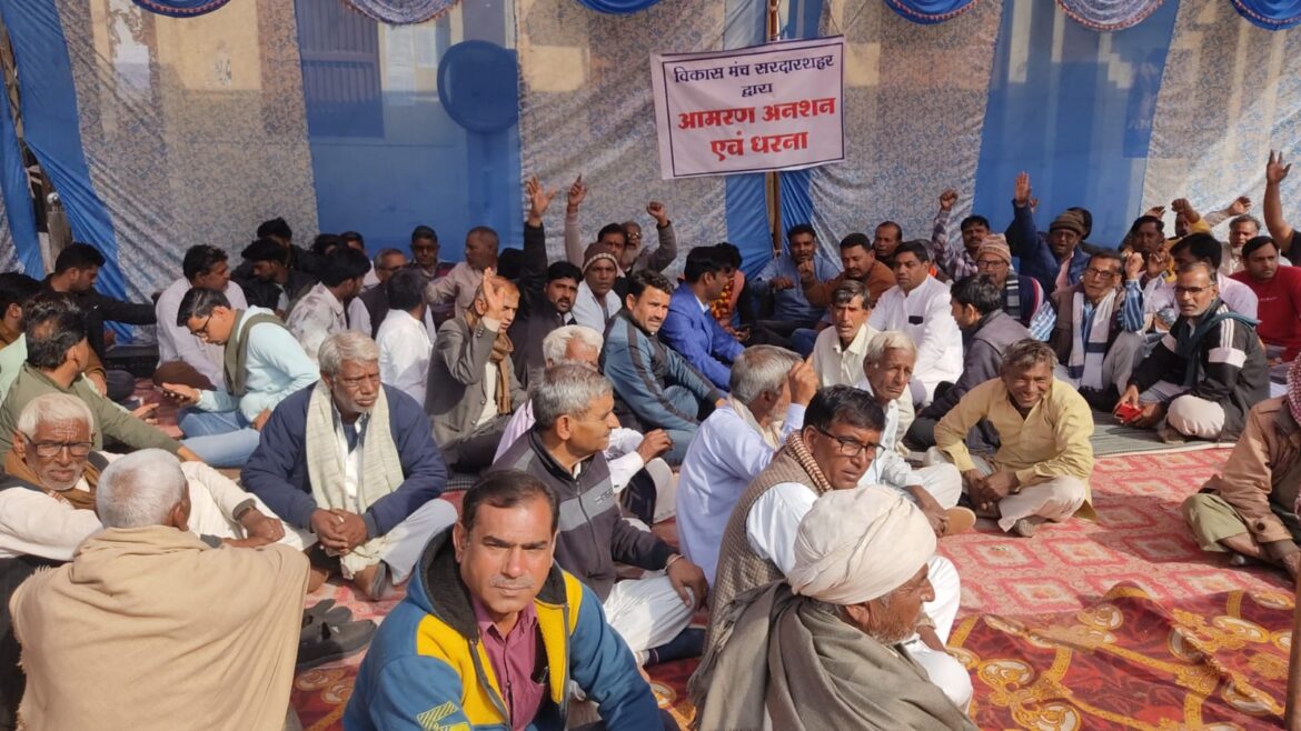 भ्रष्टाचार के विरोध में विकास मंच का धरना चौथे दिन भी जारी, एडवोकेट राजपुरोहित ने कहा कल करेंगे आंदोलन को तेज