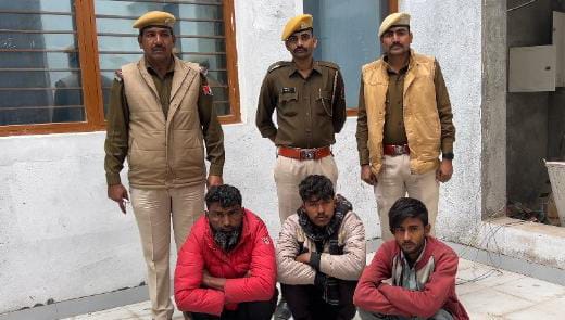 पुलिस ने 16 उंटो को कंटेनर में भरकर बूचड़खाने ले जा रहे तीन युवकों को किया गिरफ्तार, ऊंट को छुड़वाया