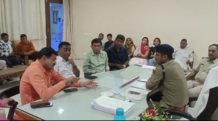 पुलिस थाने में डीएसपी  ने सीएलजी सदस्यों के ली बैठक
