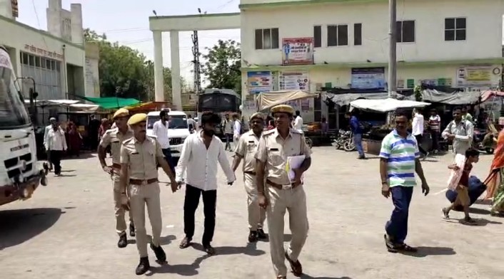 सादुलपुर पुलिस ने बदमाश का  बाजार में निकाला जुलूस