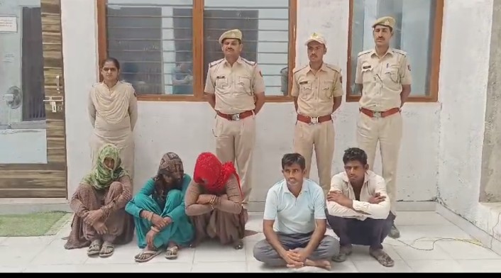 गाय चोरी मामले में पुलिस ने साहवा निवासी 3 महिलाओं सहित 5 जनो को तारानगर रोड से किया गिरफ्तार