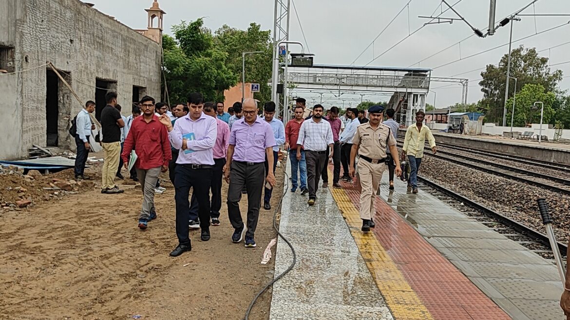 उत्तर पश्चिम रेलवे जोधपुर के डीआरएम पंकज कुमार सिंह ने किया रेलवे स्टेशन का निरीक्षण, सालासर खाटूश्यामजी लाइन का सर्वे जल्दी होगा शुरू