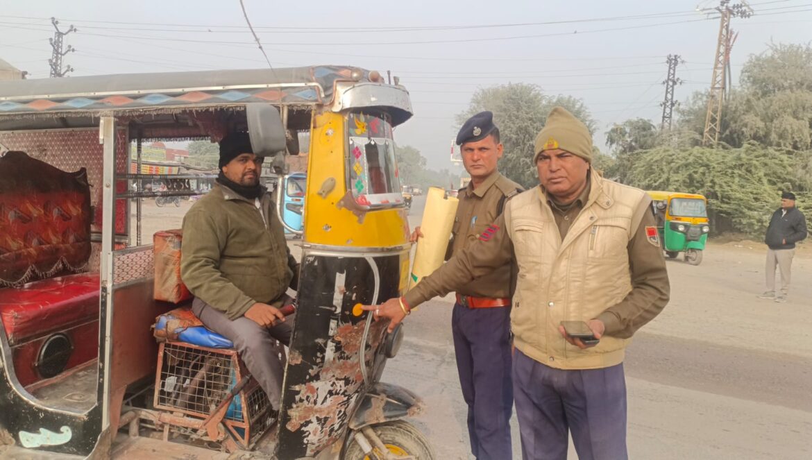 यातायात पुलिस ने वाहनों पर रेडियम चिपकाकर यातायात नियमों की दी जानकारी